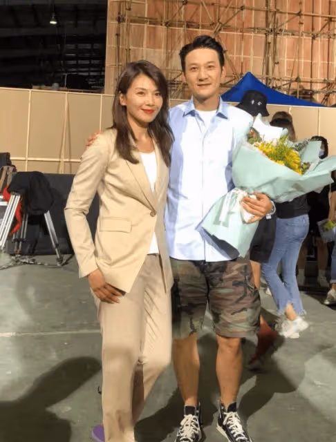 劉濤不打光就很普通!穿白色顯得皮膚又黑又油,大媽模樣沒氣質