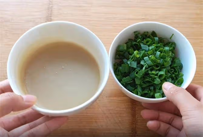 蔥油餅,一個特殊的做法,層次分明薄如紙,這樣做柔軟多層不幹硬