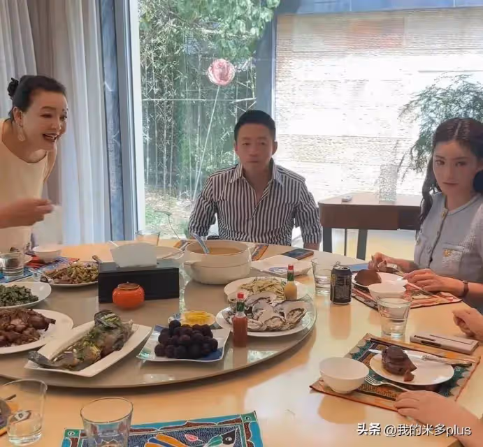 汪小菲一家現身商務聚餐，張蘭叮囑兒媳多吃點，馬筱梅反應好溫柔