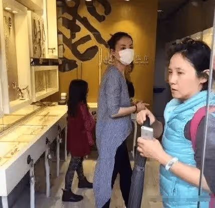 又是兔唇!曝王菲上海產女,謝霆鋒緊急修改遺囑,准公公謝賢不得已接受