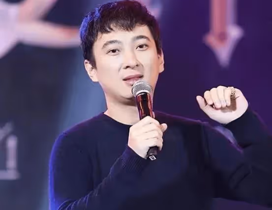王思聰可憐嗎?身價1408億的首富之子只是網紅上位的工具人,掉價了!