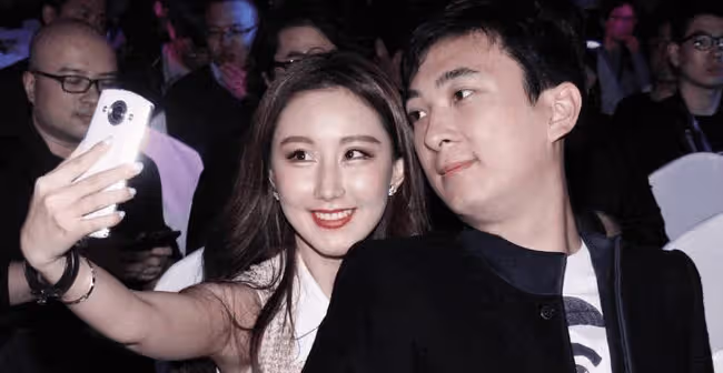 王思聰可憐嗎?身價1408億的首富之子只是網紅上位的工具人,掉價了!