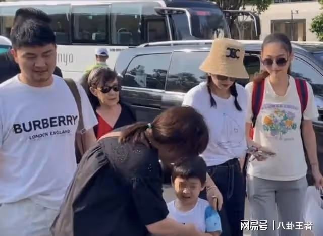 汪峰算什麼男人！章子怡帶兒子工作秀小蠻腰，肚皮鬆弛妊娠紋明顯