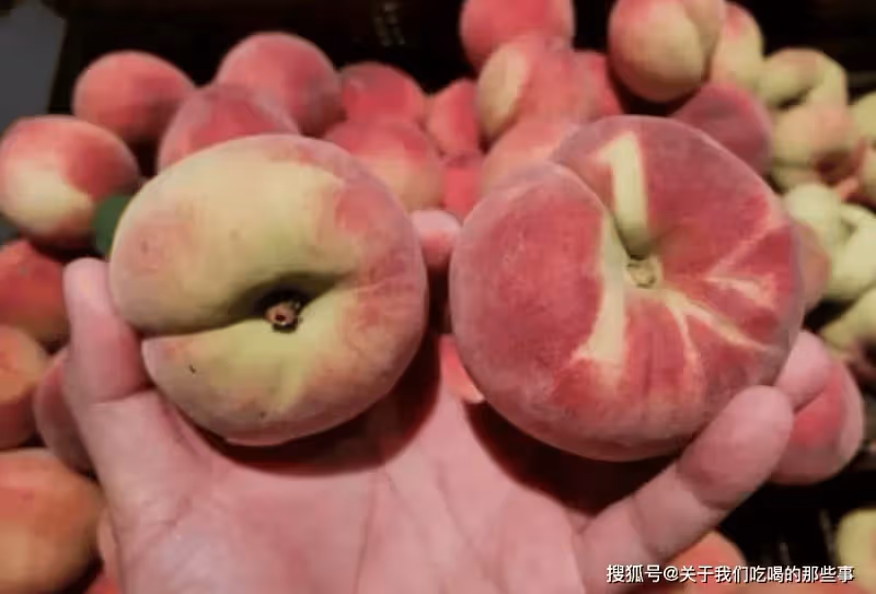買桃子,別只會挑大的!牢記5個技巧,桃子香甜多汁,一挑一個準