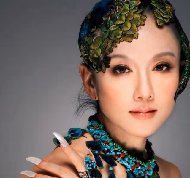 楊麗萍仙氣全無,指甲也剪了,常年吃花瓣水,如今65歲拄拐杖出行