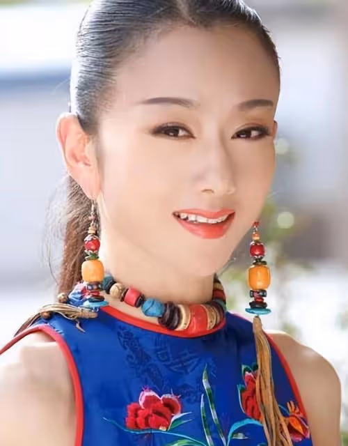 楊麗萍仙氣全無,指甲也剪了,常年吃花瓣水,如今65歲拄拐杖出行
