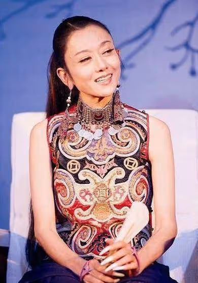 楊麗萍仙氣全無,指甲也剪了,常年吃花瓣水,如今65歲拄拐杖出行
