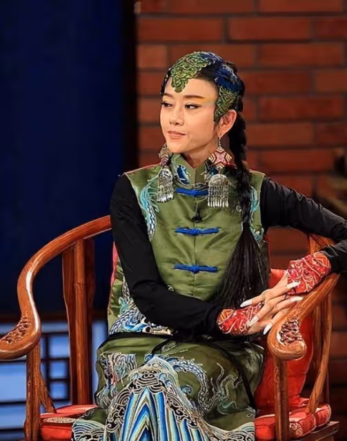 楊麗萍仙氣全無,指甲也剪了,常年吃花瓣水,如今65歲拄拐杖出行