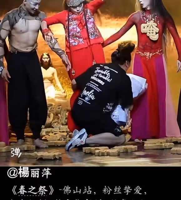楊麗萍仙氣全無,指甲也剪了,常年吃花瓣水,如今65歲拄拐杖出行