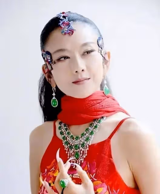 楊麗萍仙氣全無,指甲也剪了,常年吃花瓣水,如今65歲拄拐杖出行