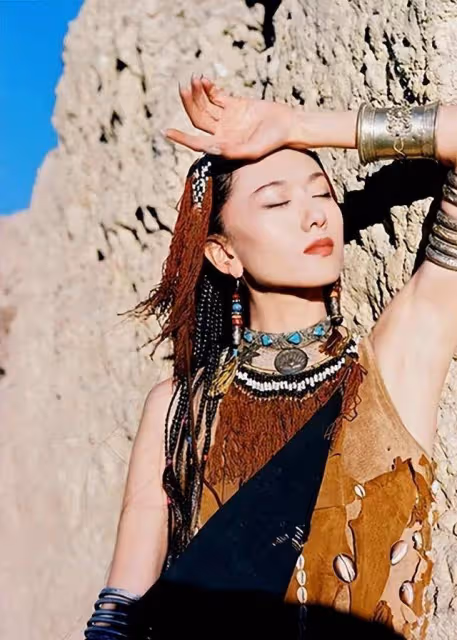楊麗萍仙氣全無,指甲也剪了,常年吃花瓣水,如今65歲拄拐杖出行
