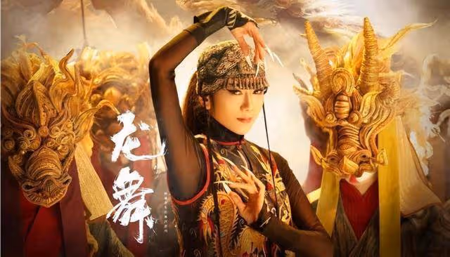 楊麗萍仙氣全無,指甲也剪了,常年吃花瓣水,如今65歲拄拐杖出行