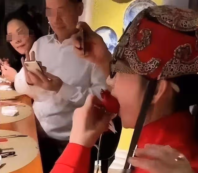 楊麗萍仙氣全無,指甲也剪了,常年吃花瓣水,如今65歲拄拐杖出行
