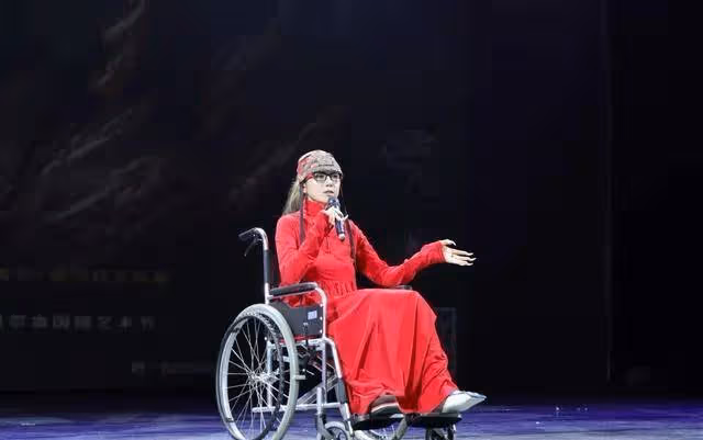 楊麗萍仙氣全無,指甲也剪了,常年吃花瓣水,如今65歲拄拐杖出行