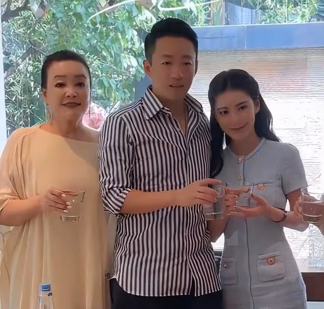 馬筱梅給婆婆張蘭送刺繡大紅包，婆媳坐在一起開心說悄悄話
