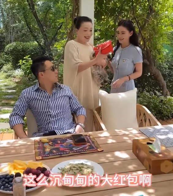 馬筱梅給婆婆張蘭送刺繡大紅包，婆媳坐在一起開心說悄悄話