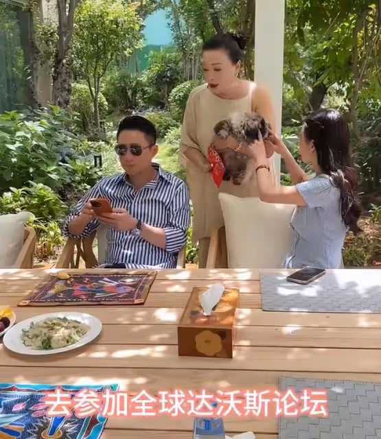 馬筱梅給婆婆張蘭送刺繡大紅包，婆媳坐在一起開心說悄悄話
