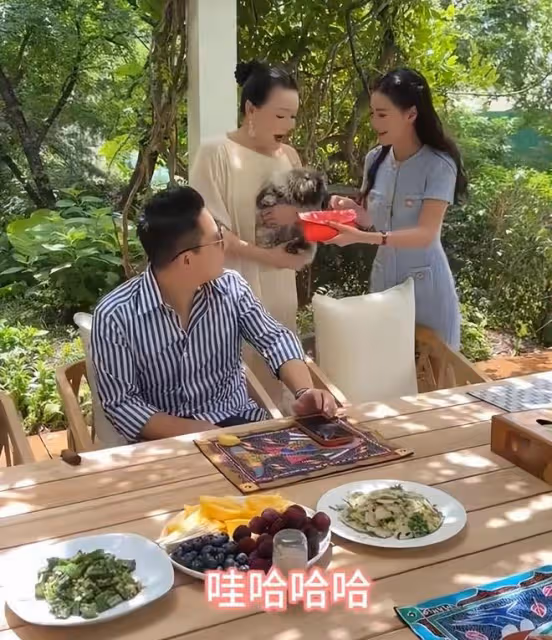 馬筱梅給婆婆張蘭送刺繡大紅包，婆媳坐在一起開心說悄悄話