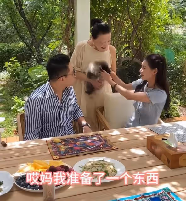 馬筱梅給婆婆張蘭送刺繡大紅包，婆媳坐在一起開心說悄悄話