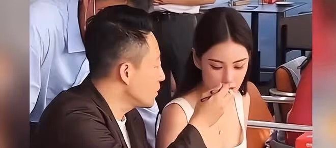 馬筱梅給婆婆張蘭送刺繡大紅包,婆媳坐在一起開心說悄悄話