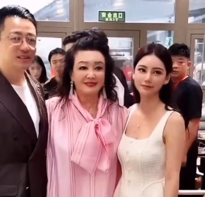 馬筱梅給婆婆張蘭送刺繡大紅包,婆媳坐在一起開心說悄悄話