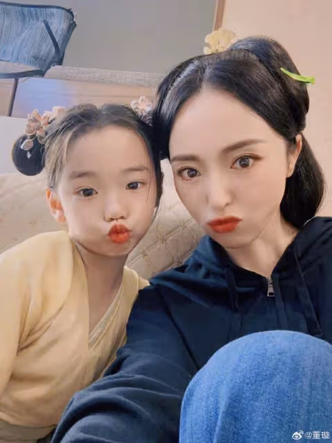 董璇曬女兒片場照,8歲酒窩演技了得星范兒足,鏡頭感比媽媽還好