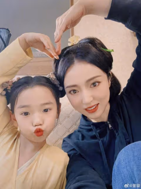 董璇曬女兒片場照,8歲酒窩演技了得星范兒足,鏡頭感比媽媽還好