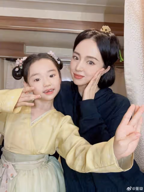 董璇曬女兒片場照,8歲酒窩演技了得星范兒足,鏡頭感比媽媽還好