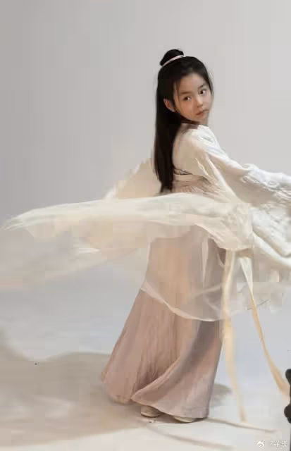 董璇曬女兒片場照,8歲酒窩演技了得星范兒足,鏡頭感比媽媽還好