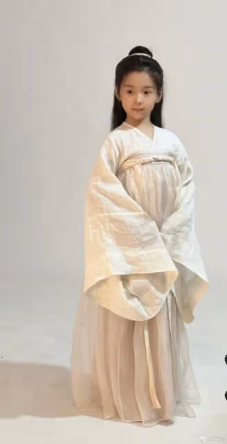 董璇曬女兒片場照,8歲酒窩演技了得星范兒足,鏡頭感比媽媽還好