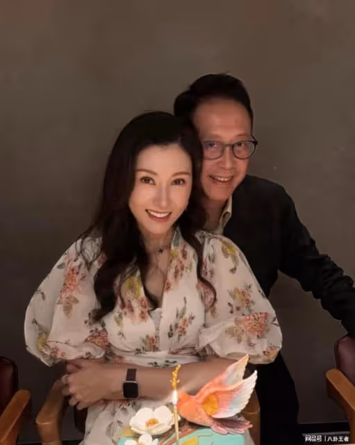 辣眼睛!李嘉欣54歲生日,和闊太們玩疊羅漢,許晉亨從身後抱住她
