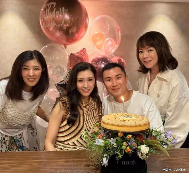 辣眼睛!李嘉欣54歲生日,和闊太們玩疊羅漢,許晉亨從身後抱住她