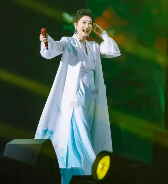 鳳凰傳奇南昌演出服裝曝光，仿古長衫仙氣飄飄，舒適度引關注