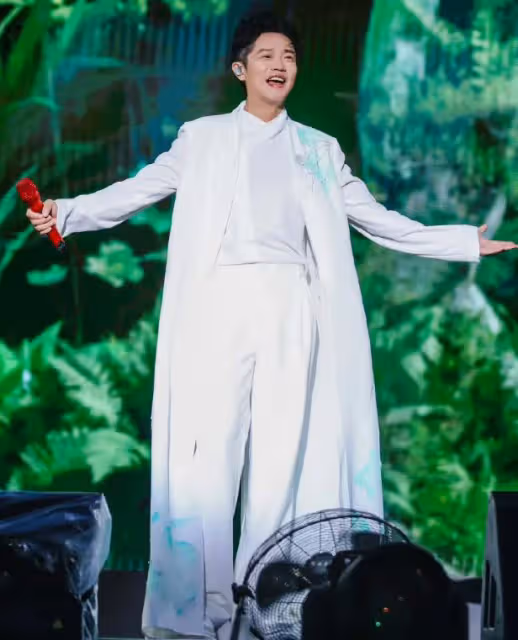 鳳凰傳奇南昌演出服裝曝光，仿古長衫仙氣飄飄，舒適度引關注