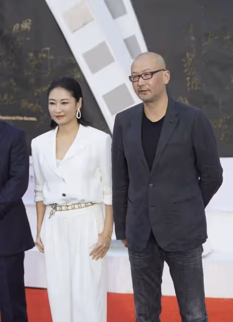 管虎梁靜紅毯秀恩愛,夫妻情深引矚目,旁若無人撒狗糧
