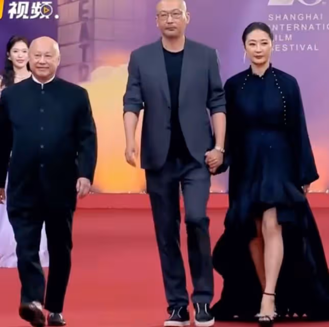 管虎梁靜紅毯秀恩愛,夫妻情深引矚目,旁若無人撒狗糧