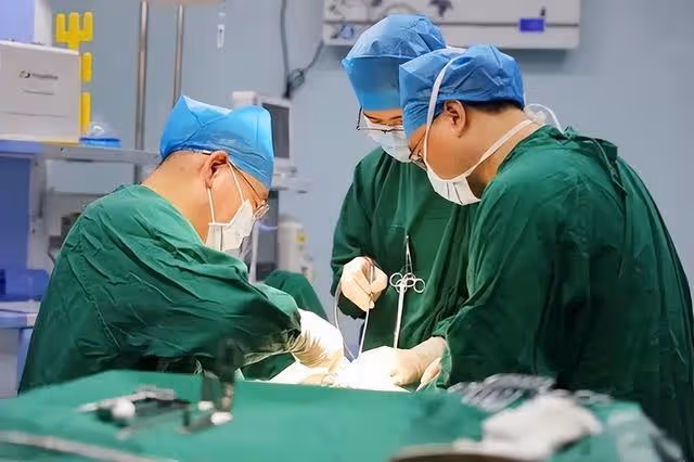 回顧:09年64歲教師為42歲白血病女兒發出求救,含淚為其挑選壽衣