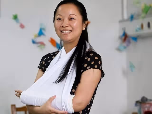 回顧:女子徒手接住2歲墜樓女童,多年後再次回到小區,感慨萬千