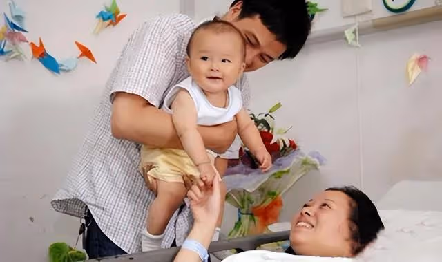 回顧:女子徒手接住2歲墜樓女童,多年後再次回到小區,感慨萬千