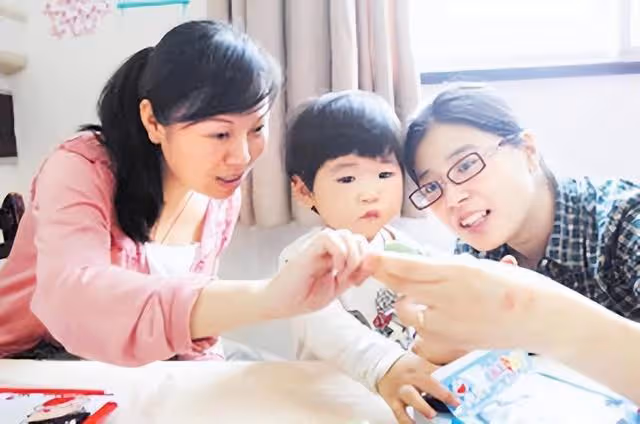 回顧:女子徒手接住2歲墜樓女童,多年後再次回到小區,感慨萬千