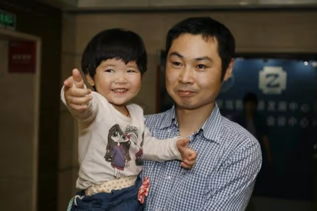 回顧:女子徒手接住2歲墜樓女童,多年後再次回到小區,感慨萬千