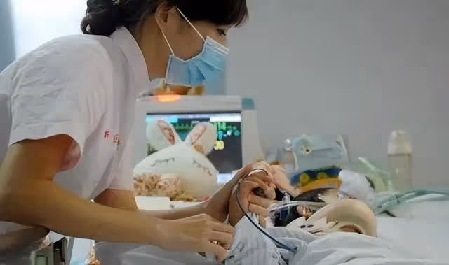 回顧:女子徒手接住2歲墜樓女童,多年後再次回到小區,感慨萬千