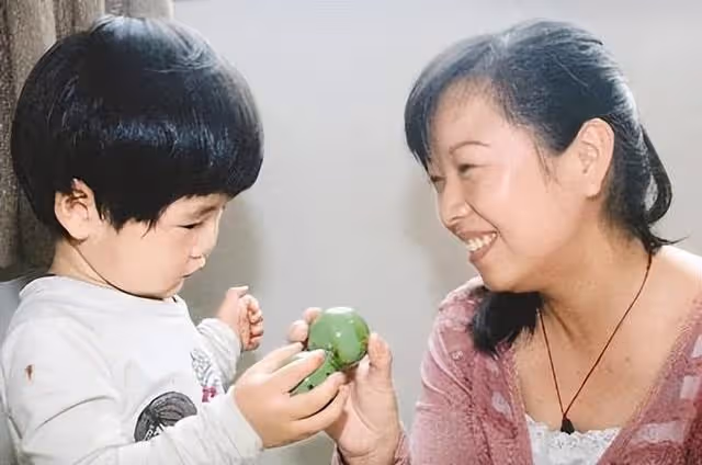 回顧:女子徒手接住2歲墜樓女童,多年後再次回到小區,感慨萬千