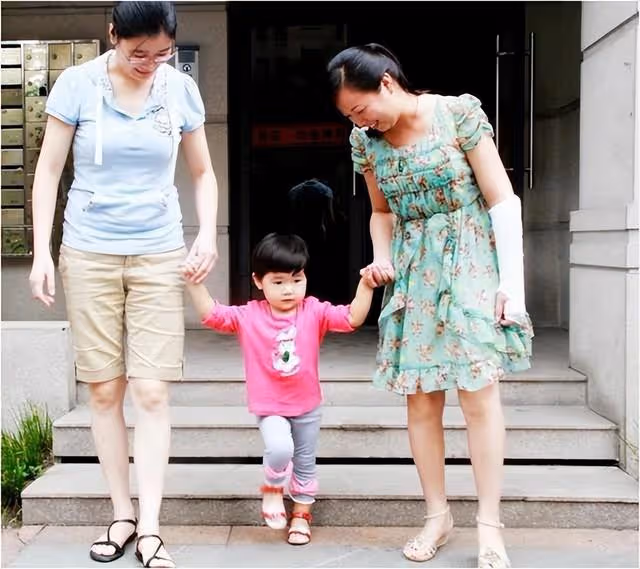 回顧:女子徒手接住2歲墜樓女童,多年後再次回到小區,感慨萬千