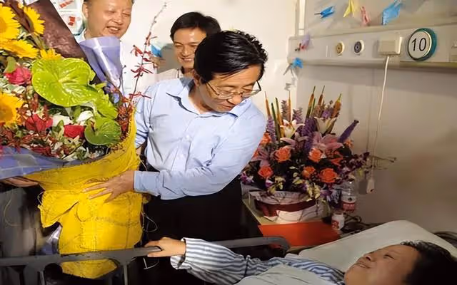 回顧:女子徒手接住2歲墜樓女童,多年後再次回到小區,感慨萬千