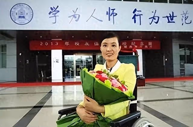 回顧:教師救學生雙腿被截肢,獲捐款1000多萬的她12年後感慨萬千