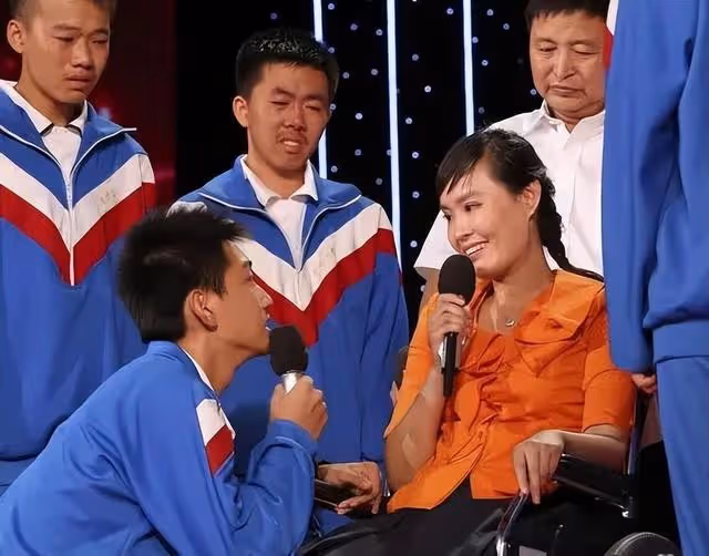 回顧:教師救學生雙腿被截肢,獲捐款1000多萬的她12年後感慨萬千
