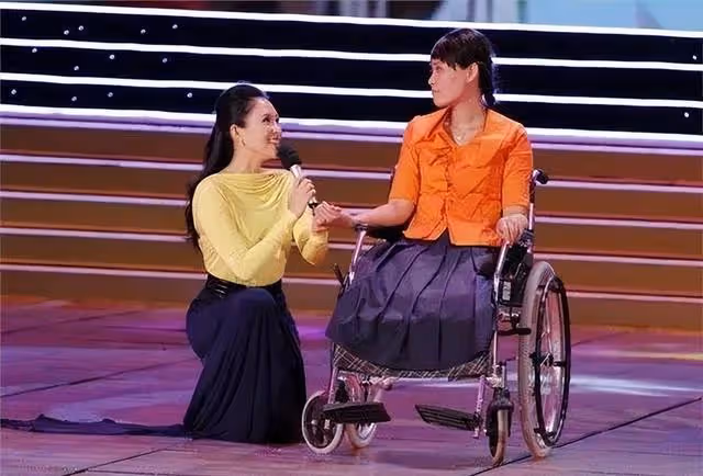 回顧:教師救學生雙腿被截肢,獲捐款1000多萬的她12年後感慨萬千