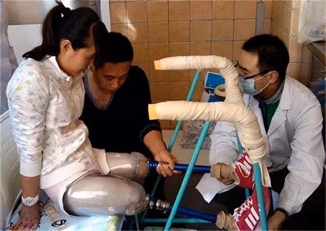 回顧:教師救學生雙腿被截肢,獲捐款1000多萬的她12年後感慨萬千
