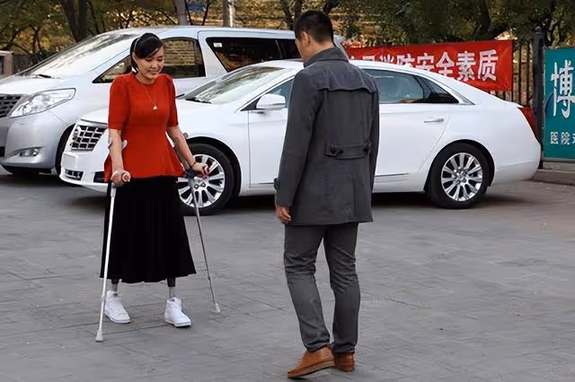 回顧:教師救學生雙腿被截肢,獲捐款1000多萬的她12年後感慨萬千